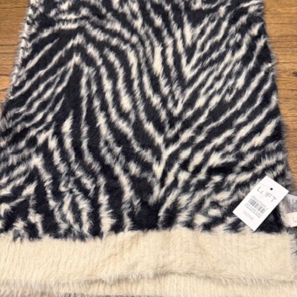 LOFT Tiger Stripe Blanket Scarf - Picture 6 of 11
